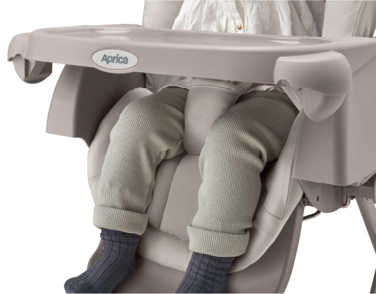 膝が自然に曲がるイス設計